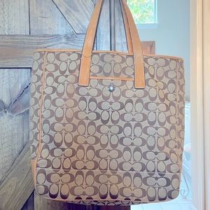 COACH Bag / Tote in Signature Canvas